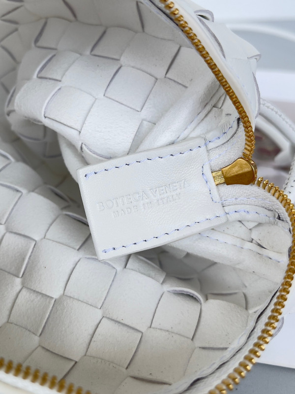 bo*te*ga Ve*ne*ta mini loop camera bag