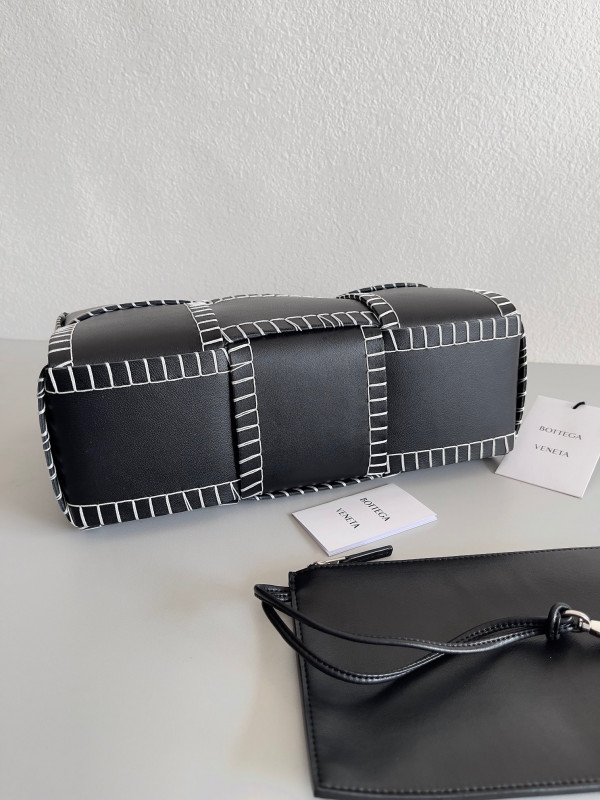 bo*te*ga Ve*ne*ta small arco tote bag