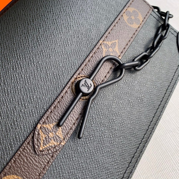 l0*is V*t0n soft trunk