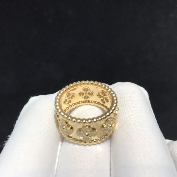 V*N CL*F & arpels  perlée clovers ring