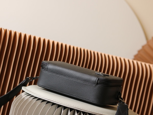 l0*is V*t0n alpha wearable wallet