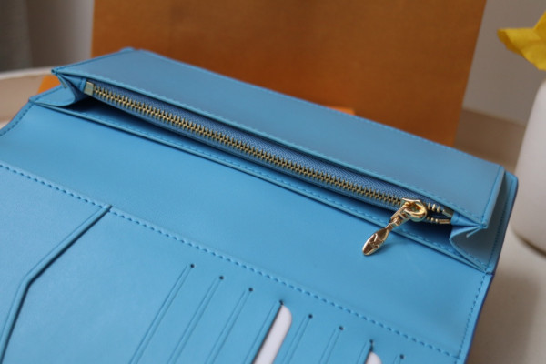 l0*is V*t0n vertical wallet