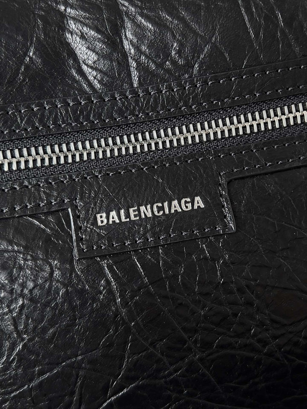 ba*len*cia*ga S*perbusy large sling bag