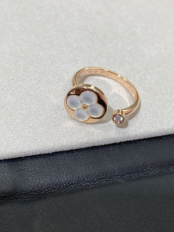 l0*is V*t0n earrings