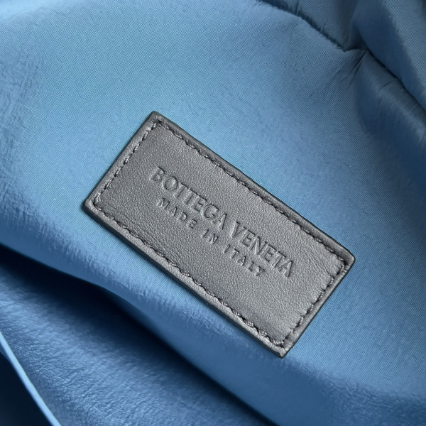 bo*te*ga Ve*ne*ta  intrecciato leather wallet-on-strap