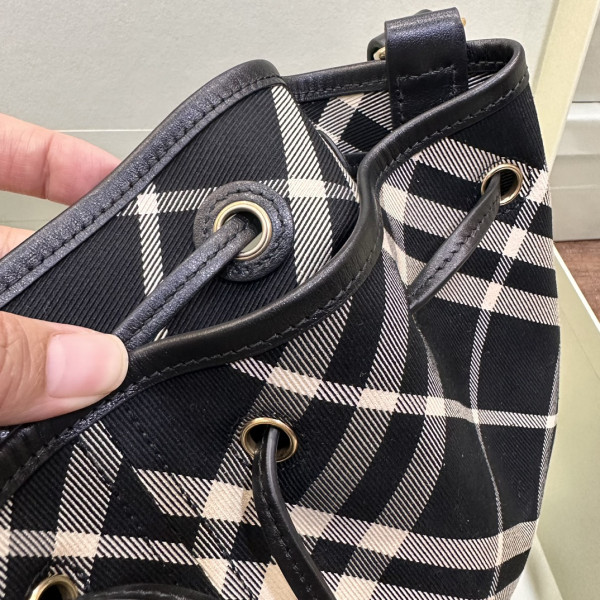 B**rry medium check drawstring pouch​