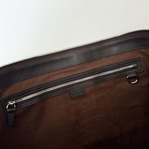 G*u*i b large shoulder bag