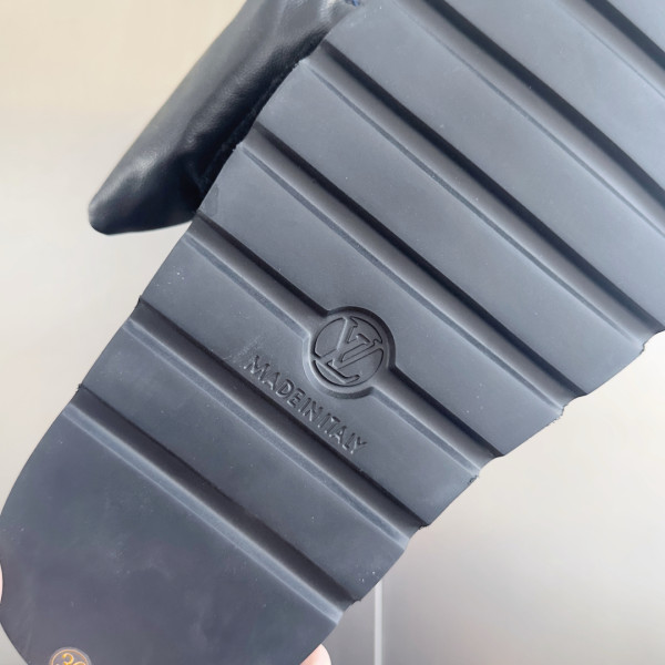 l0*is V*t0n x tm pool pillow comfort mule